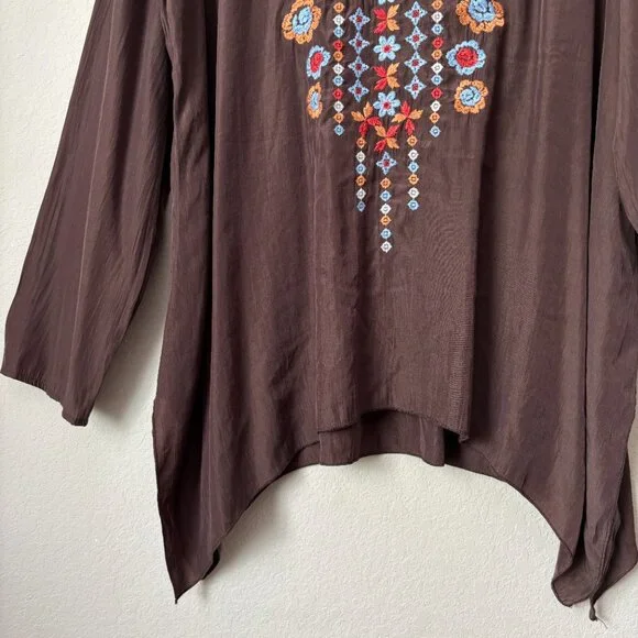 Andree by UNIT 1X Floral Embroidered Longline Sharkbite Hem Blouse Top - Picture 7 of 12